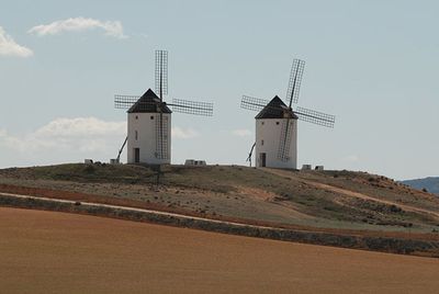 640px-Don_Quixote_Style_Windmills_Tembleque_JD22032008